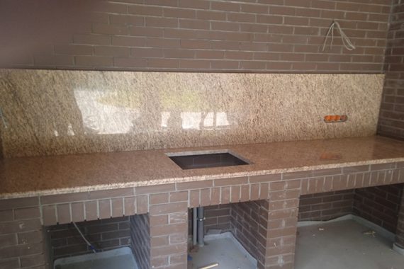 Стільниця в Барбекю з Бразильського Граніту "Ornamental Yellow" 3 stoleshnycza v barbekyu yz brazylskogo granyta ornamental elou 3 Стільниця в Барбекю з Бразильського Граніту "Ornamental Yellow"