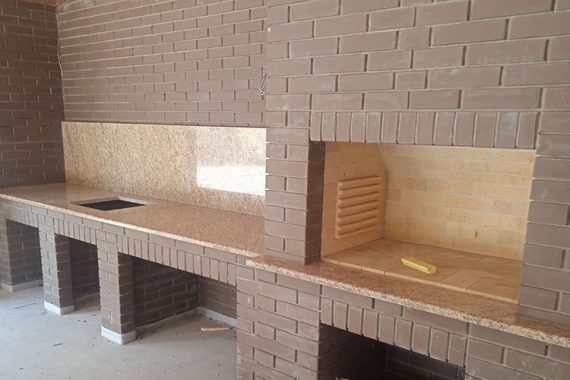 Стільниця в Барбекю з Бразильського Граніту "Ornamental Yellow" 1 stoleshnycza v barbekyu yz brazylskogo granyta ornamental elou Стільниця в Барбекю з Бразильського Граніту "Ornamental Yellow"