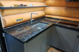 Кухонна Стільниця з Лабрадориту для Дачного Будинку