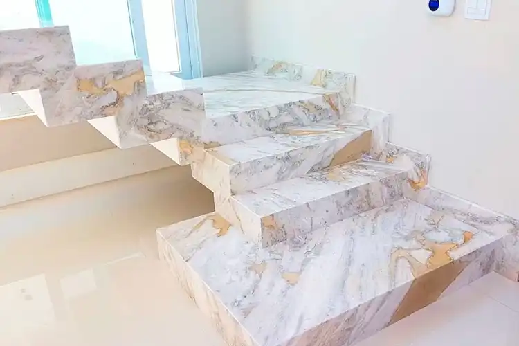 Лестница из мрамора