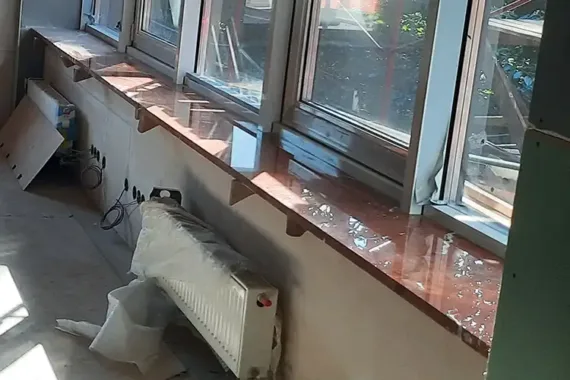 Підвіконня з Іспанського Мармуру "ROSSO ALICANTE" 2 Монтаж мраморного подоконника